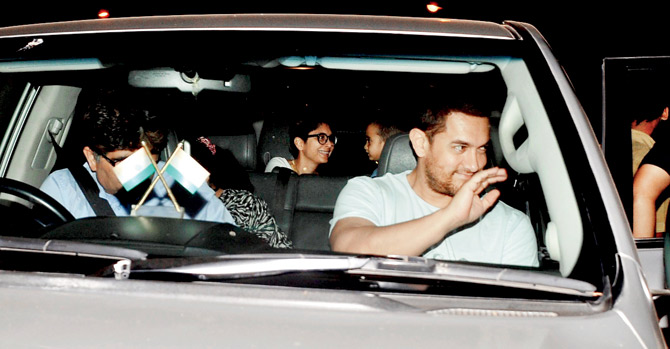 Aamir_Khan_wifes_and_child_with_dinner_niharonline