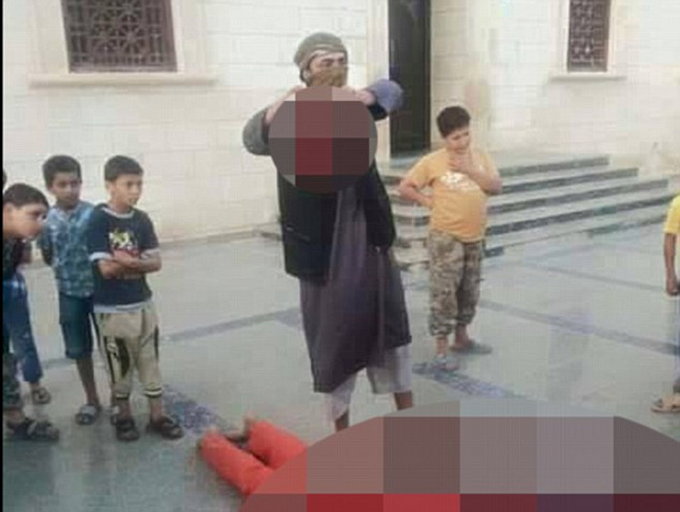 Giving_training_to_children_beheads_ISIS_niharonline