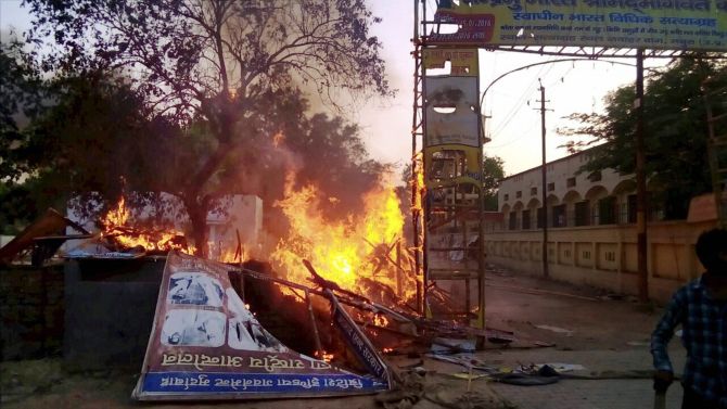 Mathura-Clashes-21-Including-2-Cops-Killed-niharonline