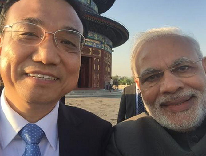 PM_narendra_modi_and_premier_li_keqiang_try_hand_at_selfie_diplomacy_niharonline