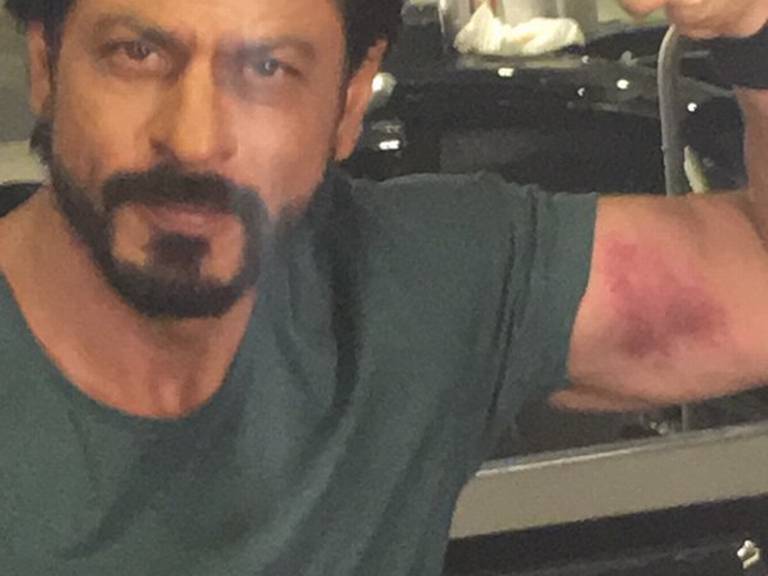 Shahrukh-Khan-flaunts-his-love-bite-niharonline