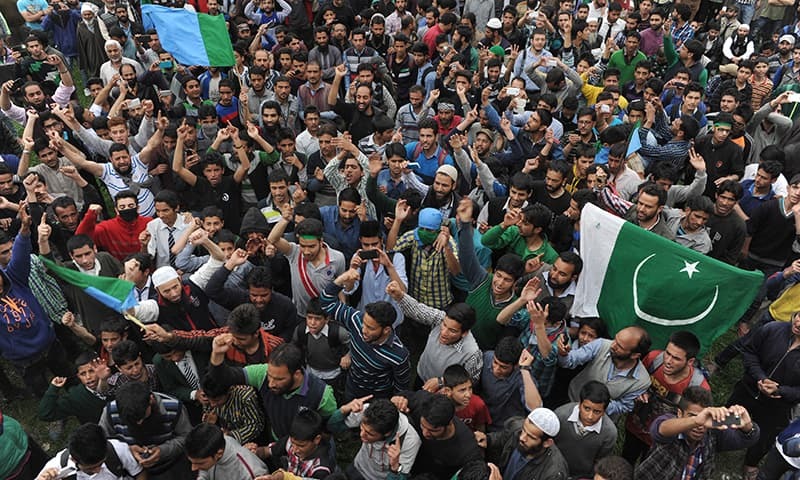 Srinagar_Peoples_wearing_Pakistani_flags_niharonline.jpg