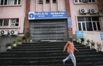 banks_5_days_closed_in_next_week_niharonline.jpgअगर आप बैंक से जुड़े कुछ कामों को टाल रहे हैं तो उन कामों को जल्द से जल्द निपटा लीजिए क्योंकि अगले हफ्ते त्योहारों के मौसम के चलते 21 से 25 अक्टूबर तक बैंक बंद रहेंगे। ऐसे में बेहतर होगा कि अगले हफ्ते आप सोम