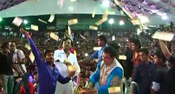 bjp_mp_showered_bundles_of_notes_gujrat_niharonline