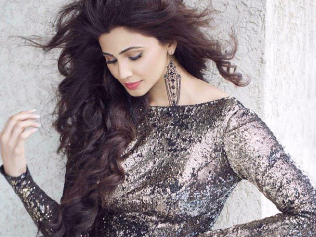 daisy-shah-wants-to-play-different-type-roles-niharonline