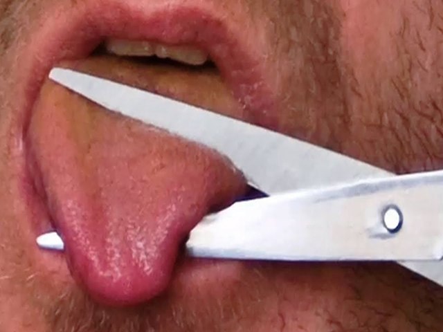 man_cutting_his_tongue_niharonline.jpg