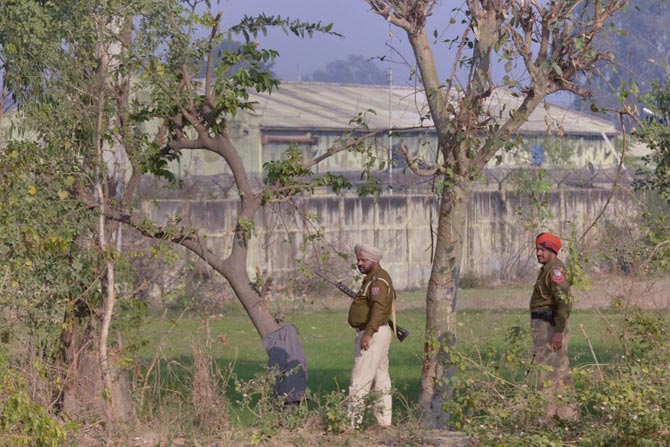 pathankot-attack-nia-says-insider-is-involved-niharonline