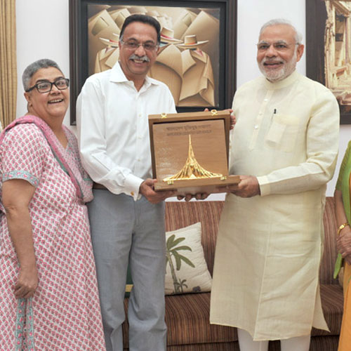 pm_modi_handing_over_the_bangladesh_honour_to_atal_bihari_vajpayee_niharonline