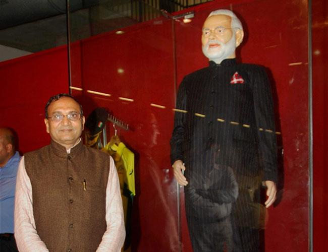 pm_modi_suit_buyer_laljibhai_niharonline