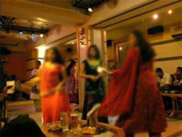 raid-at-dance-bar-in-mumbai-niharonline