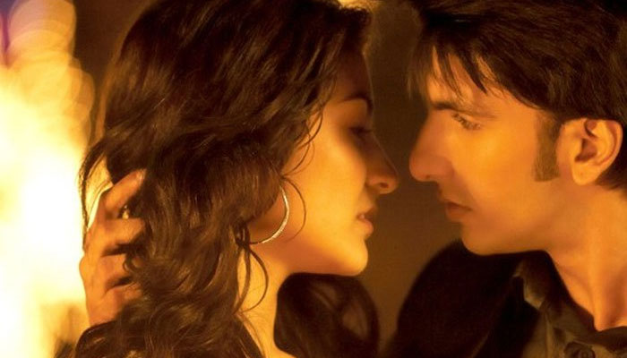ranveer_and_anushkas_hot_kissing_scene_in_dil_dhadakne_do_niharonline