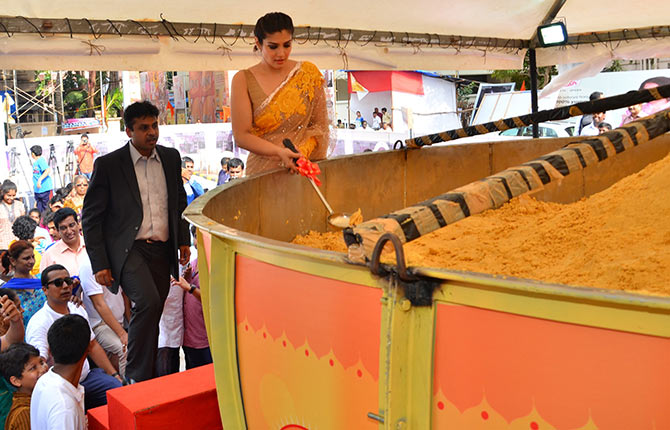 raveena_tandon_inaugurates_world_s_biggest_laddoo_niharonline
