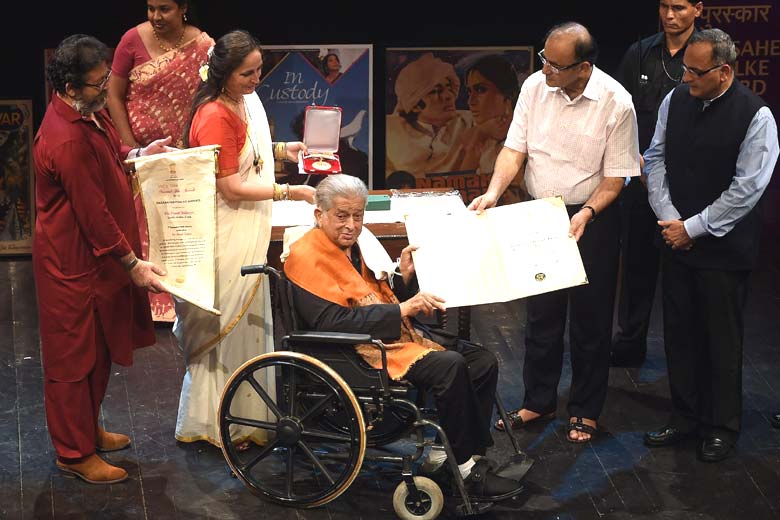 shashi_kapoor_receives_dada_saheb_phalke_award_niharonline