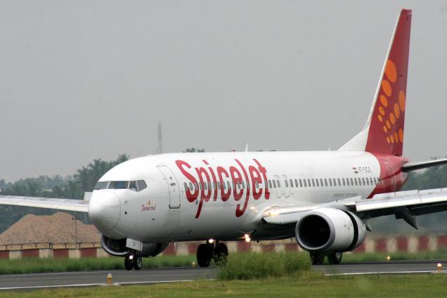 spicejet-sacks-pilot-for-cockpit-tryst-with-air-hostess-and-copilot-niharonline