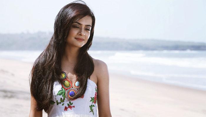 surveen_chawla_not_part_of_bigg_boss_9_niharonline