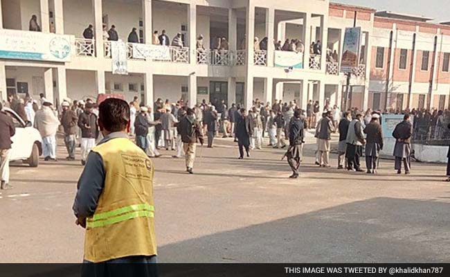 terror-attack-on-pakistan-university-30-dead-niharonline