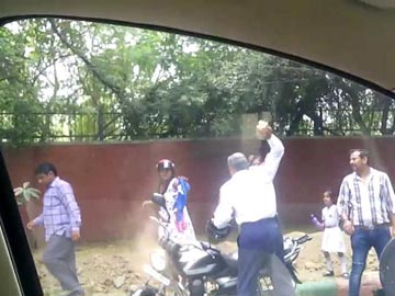 traffic_police_constable_hits_a_lady_by_brick_niharonline